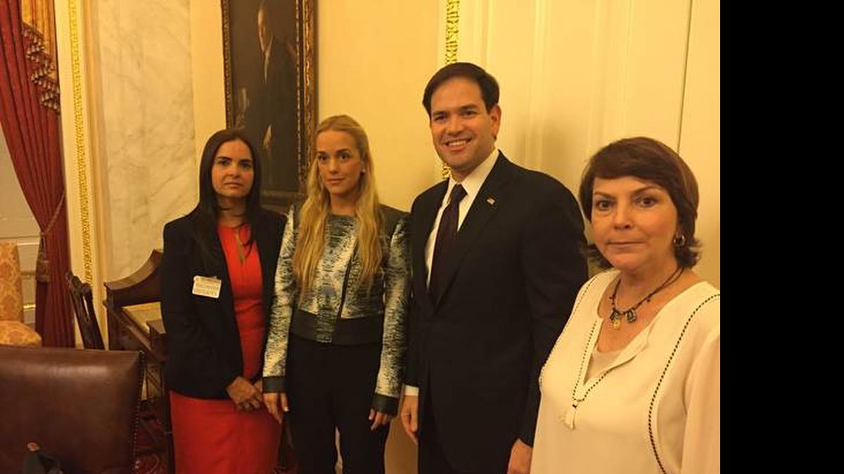 
El senador federal Marco Rubio posa con la activista de derechos humanos Tamara Sujú (izq.), Lilian Tintori y Mitzi Capriles, esposas de Leopoldo López y Antonio Ledezma respectivamente, el jueves 14 de mayo de 2015. 
