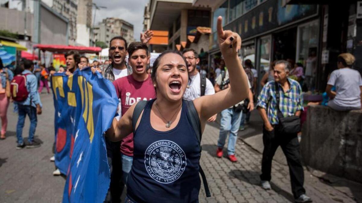 Un grupo de estudiantes universitarios de distintas instituciones educativas participan en una manifestación llamando al referéndum revocatorio presidencial hoy, miércoles 24 de agosto del 2016, en Caracas (Venezuela).