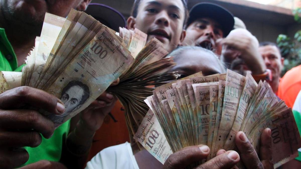 Un grupo de personas protesta por la falta de billetes de 100 bolívares en la ciudad de Maracaibo, al oeste de Venezuela, el 16 de diciembre de 2016.