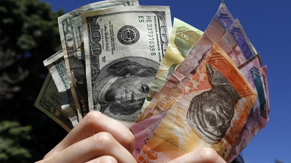 
El bolívar venezolano cae por debajo del nivel clave de las 300 unidades por dólar ante el rápido deterioro de la economía nacional y las intensiones anunciadas por el gobernante Nicolás Maduro de endurecer su enfrentamiento con los empresarios. EFE/David Fernández
