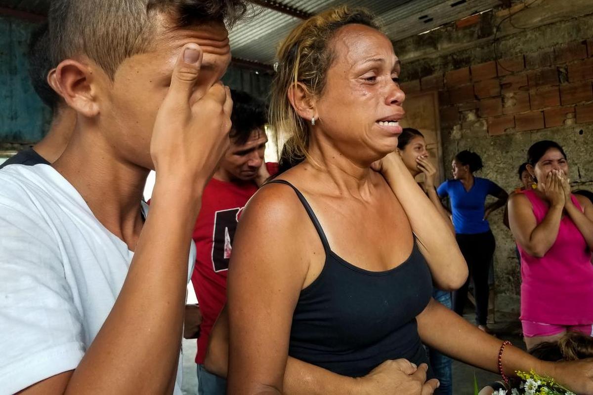 Familiares de presos del centro de reclusión de la Comandancia General de la Policía de Carabobo participan en el velatorio de sus parientes el viernes 30 de marzo de 2018, en Valencia (Venezuela).