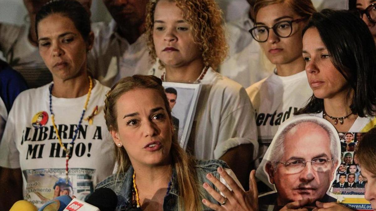 Lilian Tintori (c), esposa del líder opositor encarcelado Leopoldo López, ofrece una rueda de prensa con familiares de otros reclusos por causas políticas en Caracas (Venezuela).