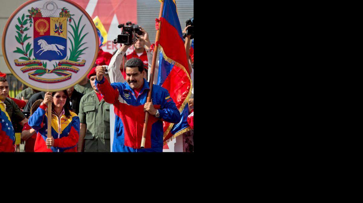 
El presidente Nicolás Maduro saluda a sus simpatizantes desde el Palacio de Miraflores el sábado.
