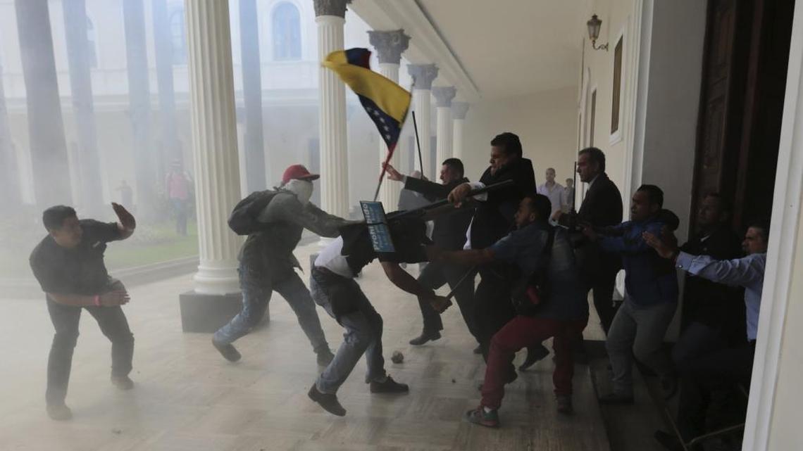 Parlamentarios de la oposición se enfrentan a milicias chavistas que intentaban entrar por la fuerza en la Asamblea Nacional el 5 de julio del 2017.