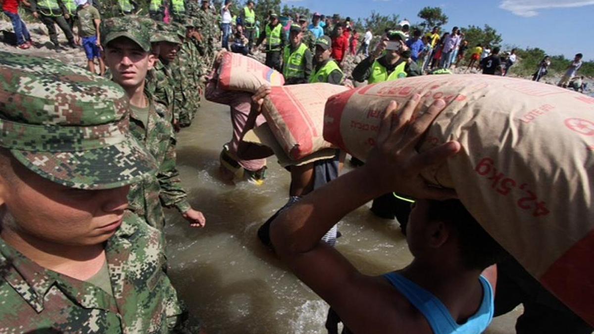 
Colombianos cruzan el río Táchira para abandonar a Venezuela y dirigirse a Cúcuta, Colombia, el 28 de agosto. 
