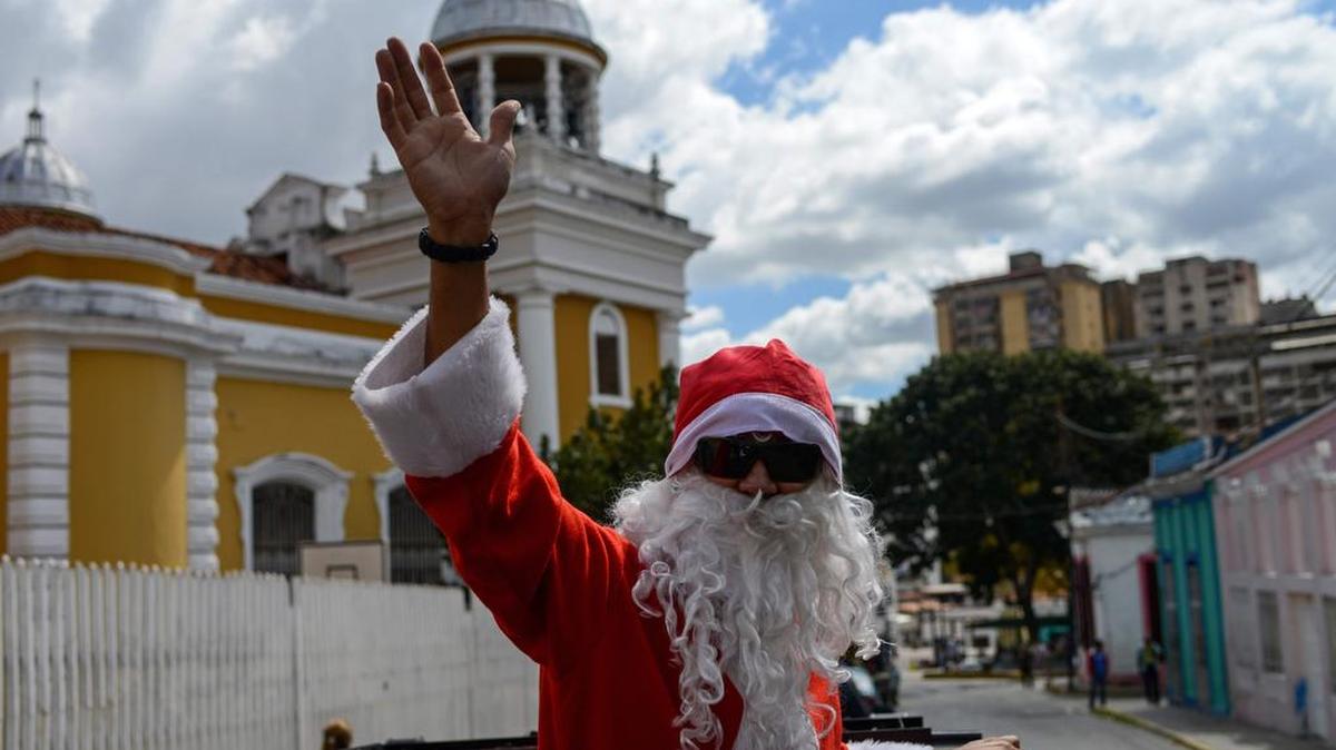 Un hombre vestido de Santa Claus se ve durante el evento "Santa en las calles" en la chabola de Pastora en Caracas el 16 de diciembre de 2017.