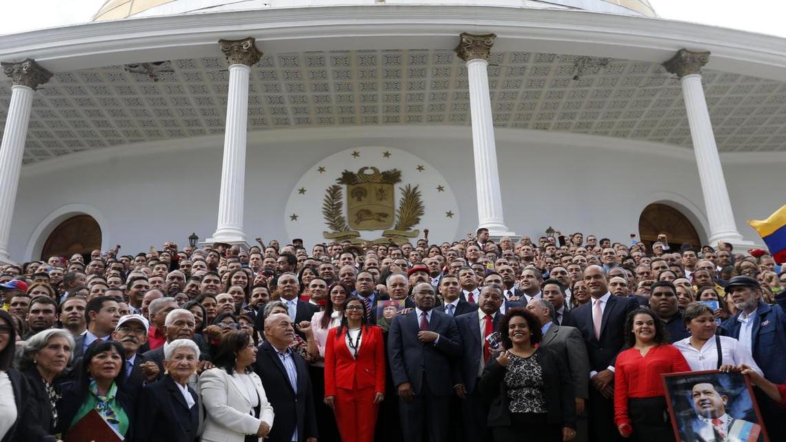 Los integrantes de la Asamblea Nacional Constituyente de Venezuela posan frente al edificio de la Asamblea Nacional el pasado 14 de agosto.