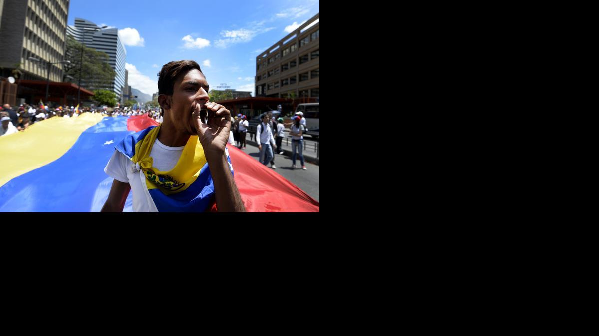 Un partidario de la oposición durante la marcha de este domingo. La marcha, secundada por algunas decenas de manifestantes, principalmente mujeres vestidas de blanco, recorrió calles de una zona del este de Caracas bajo la consigna “Por la vida de tus hijos defiéndelos, es tu responsabilidad”.
