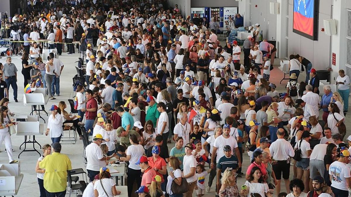 Venezolanos participan en una votación en Miami sobre la Constituyente impuesta por el gobierno de Maduro, el 16 de julio, 2017