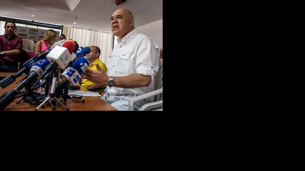 
El secretario ejecutivo de la Mesa de la Unidad Democrática (MUD), Jesús Torrealba (c), habla durante una rueda de prensa hoy, martes 31 de marzo de 2015, en Caracas (Venezuela). La coalición opositora venezolana MUD denunció una supuesta campaña "horrorosa" en Venezuela contra del expresidente del Gobierno español Felipe González, luego de que este se sumara a la defensa de varios dirigentes que están encarcelados en el país suramericano. 
