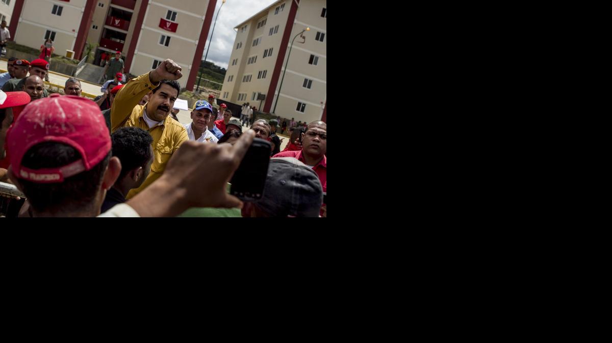 
El presidente Nicolás Maduro entrega un lote de viviendas el jueves en un barrio popular del sector de Caricuao, en Caracas.
