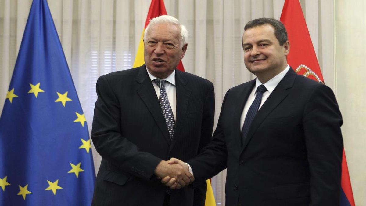El ministro en funciones español de Exteriores, José Manuel García-Margallo (i) saluda a su homólogo serbio Ivica Dacic (d) antes de su reunión en Belgrado, Serbia hoy 25 de mayo de 2016. García-Margallo, realizó hoy una visita a Serbia en la que reafirmó el principio de integridad territorial del país balcánico y señaló que ni Kosovo ni Cataluña son un Estado porque ninguno de los dos está reconocido como tal por la comunidad internacional.