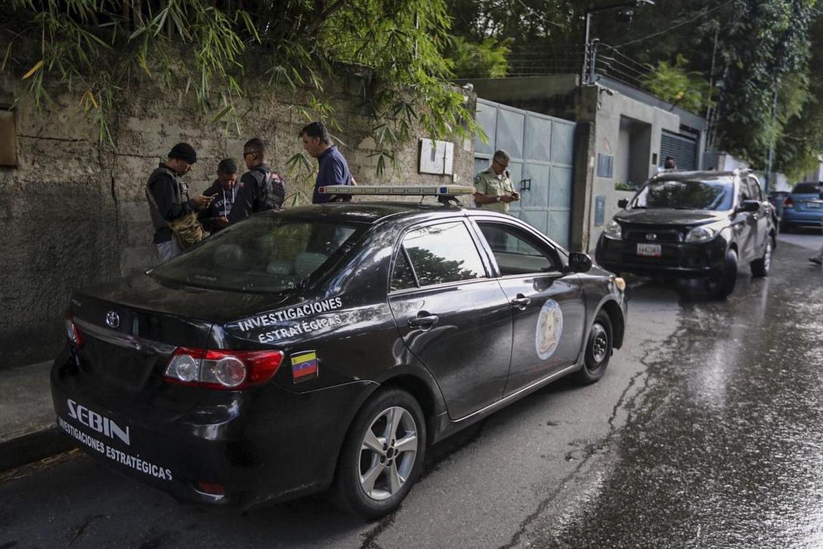 Miembros del Servicio Bolivariano de Inteligencia Nacional (Sebin), permanecen en la entrada de la casa del opositor venezolano Leopoldo López que ha abandonado la cárcel y ha pasado a estar en una situación de "arresto domiciliario".
