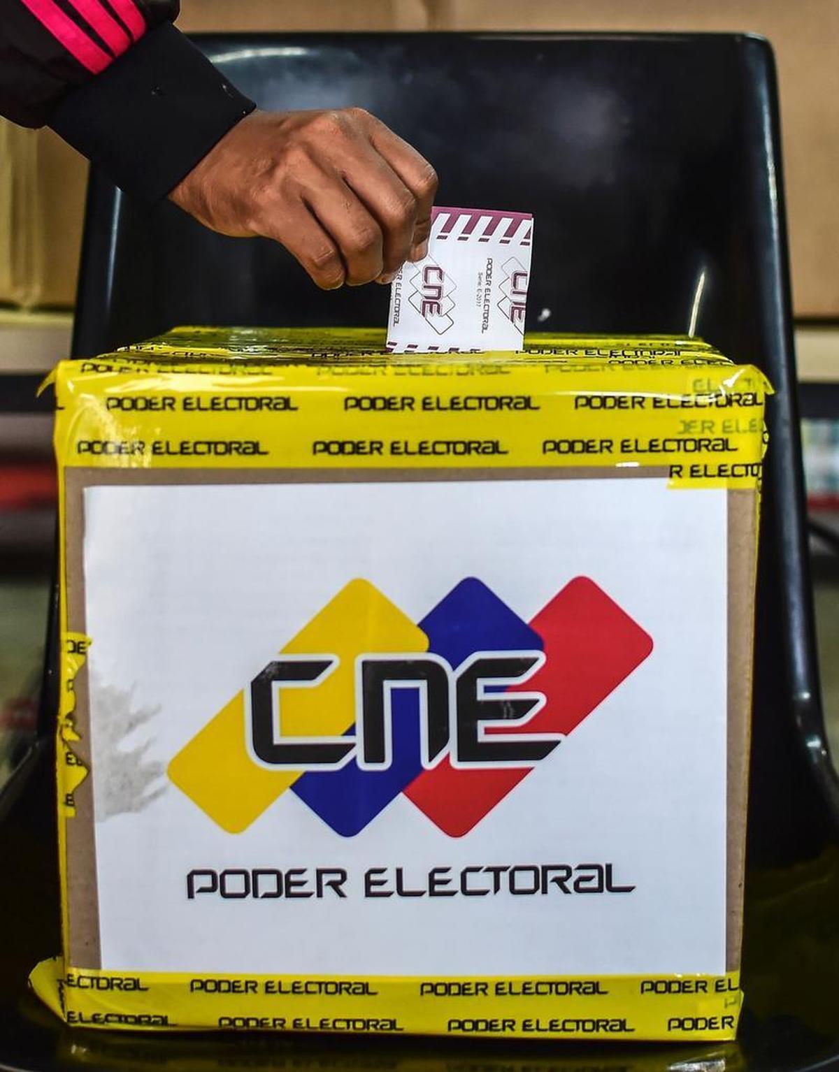 Un hombre emite su voto para elegir una Asamblea Constituyente en Caracas el 30 de julio de 2017.