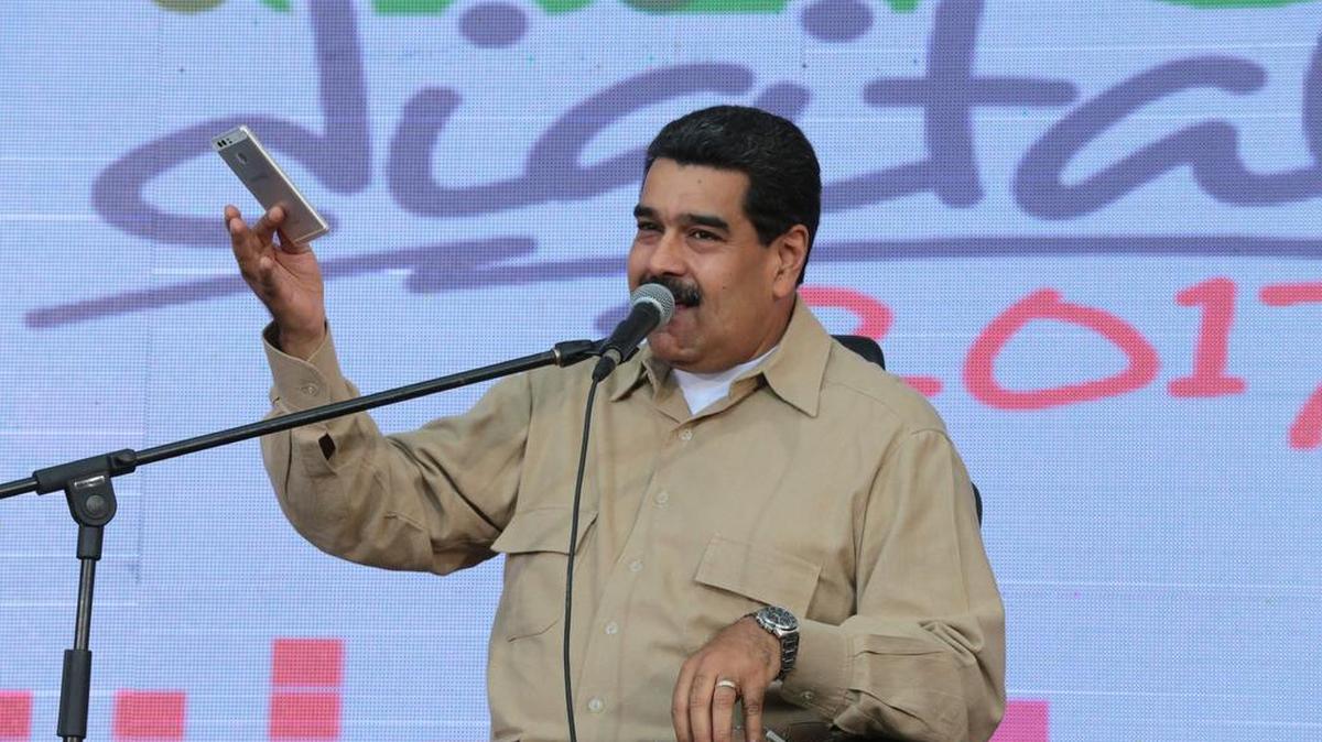 Fotografía cedida por el Palacio de Miraflores del presidente de Venezuela, Nicolás Maduro (i), hablando durante un acto con simpatizantes transmitido por la televisión estatal VTV el viernes 31 de marzo de 2017, en Caracas (Venezuela).