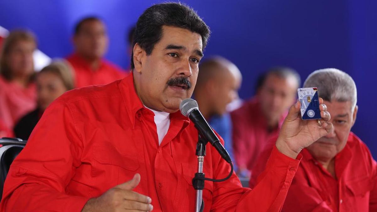 Fotografía cedida por prensa del Palacio de Miraflores, del presidente de Venezuela, Nicolás Maduro, durante una reunión con dirigentes del partido de Gobierno el domingo 26 de agosto de 2018, en Caracas (Venezuela).