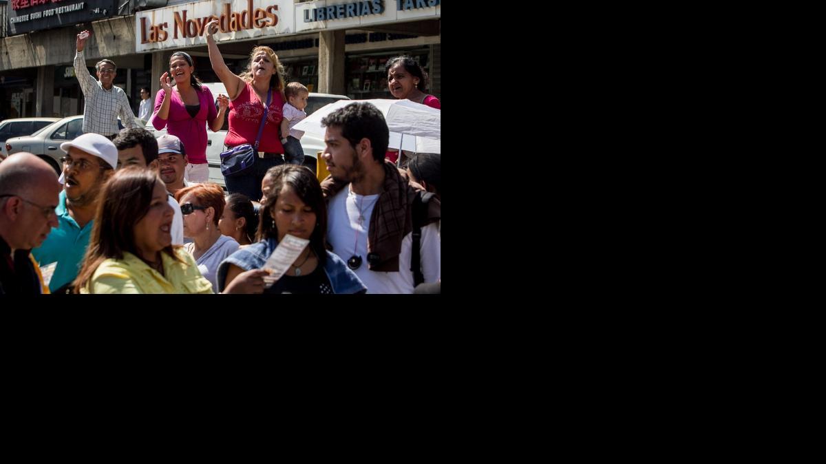 Foto de archivo: La diputada de la Asamblea Nacional (AN) Dinorah Figuera (c-abajo) acompaña a los ciudadanos que hacen fila en las inmediaciones de un supermercado Bicentenario, mientras otros clientes le lanzan gritos e viernes 6 de febrero de 2015.