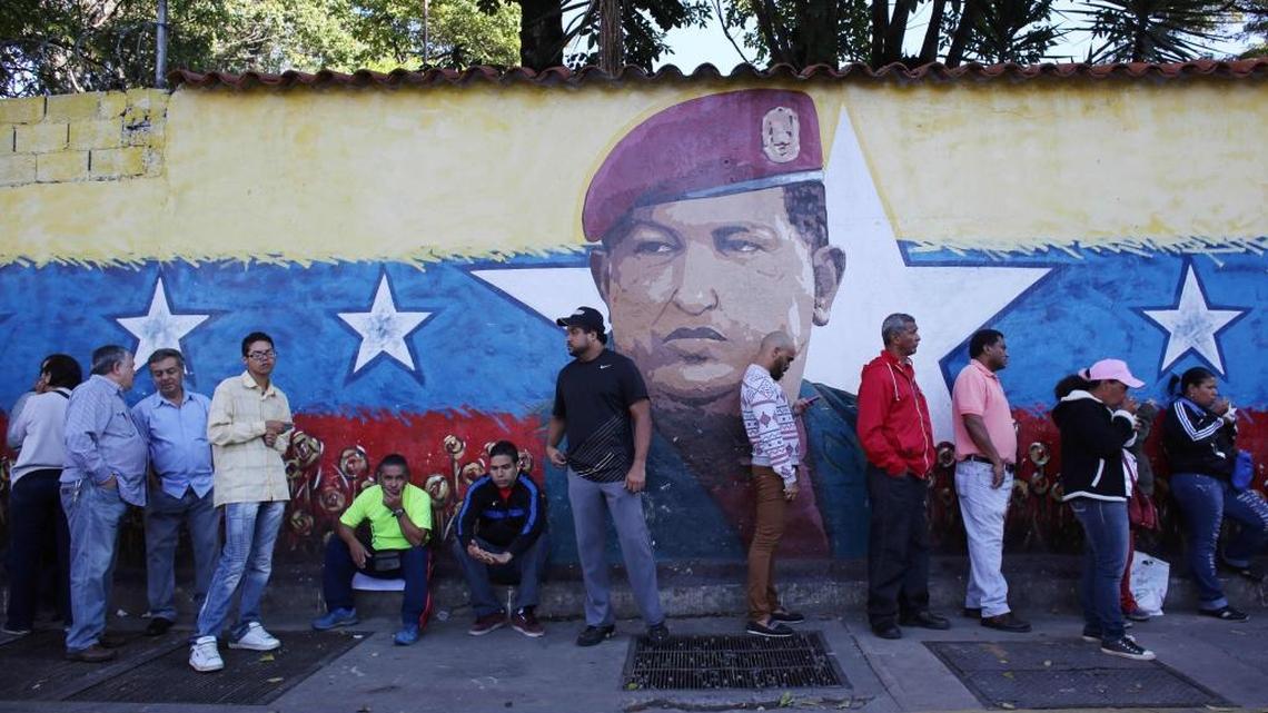 Caraqueños esperan para entrar a un precinto electoral en diciembre del 2013.