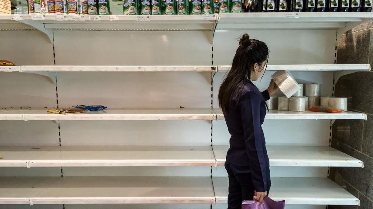 Clientes compran en un supermercado el martes 28 de agosto de 2018, en Caracas (Venezuela).