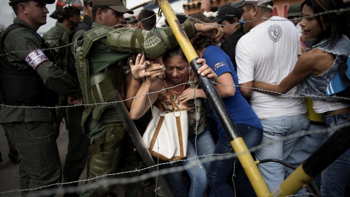 Venezuela podría entrar el próximo año en una peligrosa etapa de gran agitación social ante la decisión del gobierno autoritario de Nicolás Maduro de cerrar las puertas a una salida electoral y el creciente costo social de la escasez