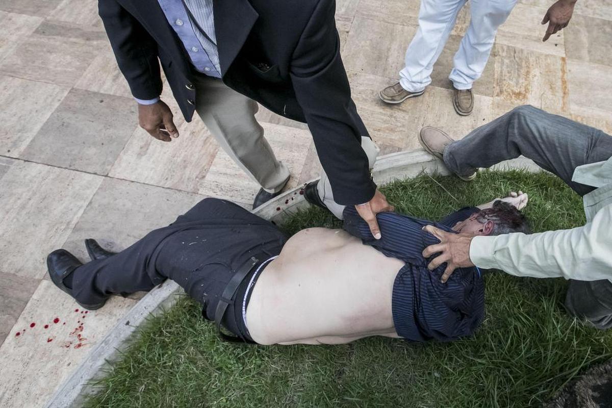 El diputado Américo De Grazia es auxiliado por militares tras ser golpeado por manifestantes chavistas que ingresaron a la Asamblea Nacional el miércoles 5 de julio de 2017, en Caracas (Venezuela).