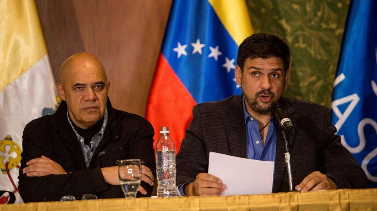 El alcalde del municipio Sucre, del estado Miranda, Carlos Ocaríz, y el secretario general de la Mesa de la Unidad (MUD), Jesús Torrealba, participan en una reunión de representantes del Gobierno de Venezuela y la oposición, con mediadores del Vaticano y Unasur el sábado 12 de noviembre de 2016, en Caracas (Venezuela).