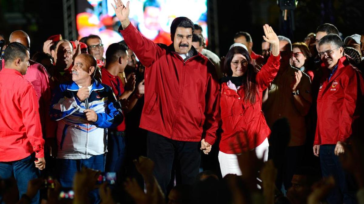 El presidente venezolano, Nicolás Maduro (a la izquierda) y su esposa Cilia Flores (derecha), saludan a los candidatos electorales tras los primeros resultados de la polémica elección de la asamblea constituyente en la plaza Bolívar de Caracas, Venezuela, el 31 de julio de 2017.
