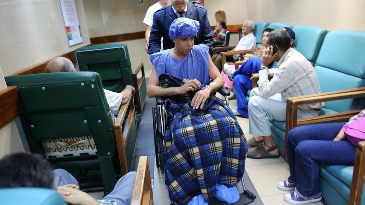 Un paciente en la sala de emergencia del Centro Médico de Caracas, que también enfrenta una gran escasez de equipos e insumos.