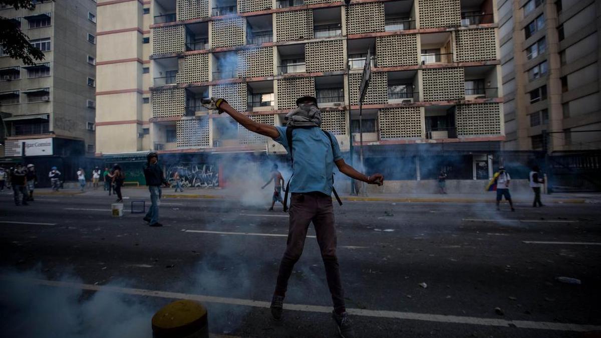 Manifestantes se enfrentan con la Guardia Nacional Bolivariana el miércoles 19 de abril de 2017, en Caracas.