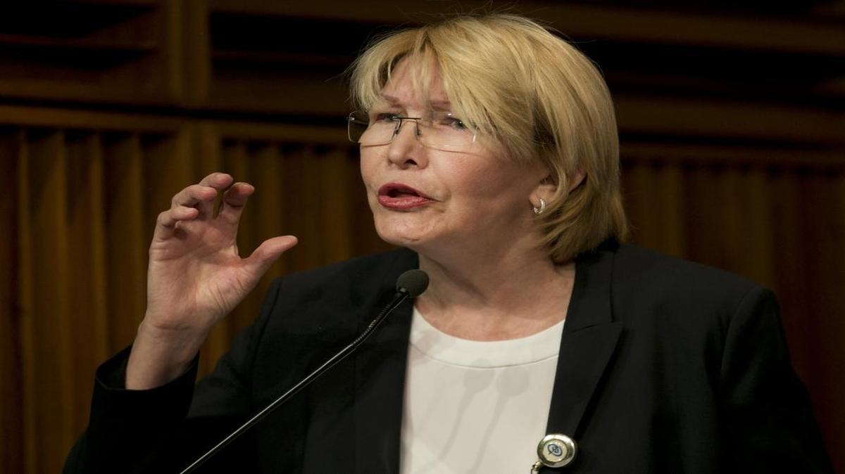 La fiscal general de Venezuela, Luisa Ortega Díaz, habla durante una conferencia de prensa en su oficina en Caracas el martes 25 de abril del 2017.