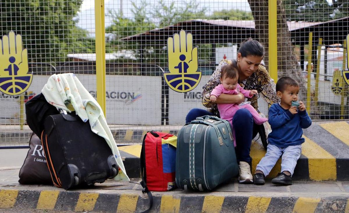 Ciudadanos venezolanos descansan luego de cruzar el puente internacional Simón Bolívar, desde Venezuela hacía Colombia, el jueves 17 de Mayo de 2018, en Cúcuta (Colombia).