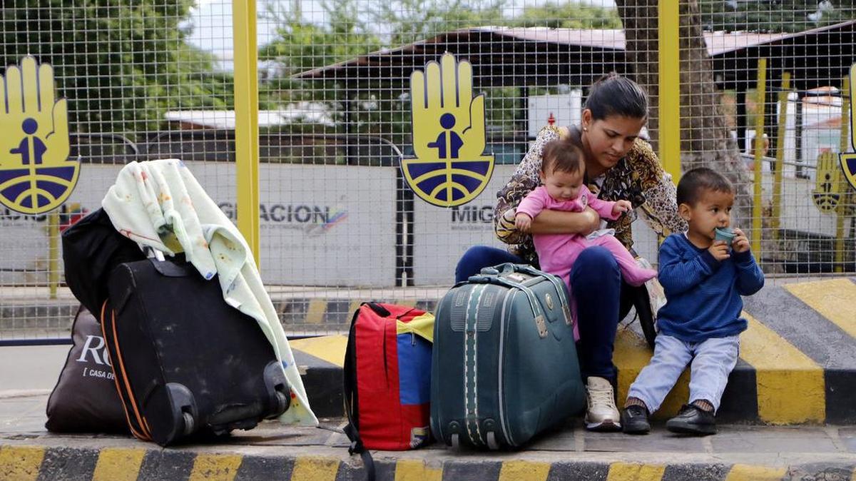 Ciudadanos venezolanos descansan luego de cruzar el puente internacional Simón Bolívar, desde Venezuela hacía Colombia, el jueves 17 de Mayo de 2018, en Cúcuta (Colombia).