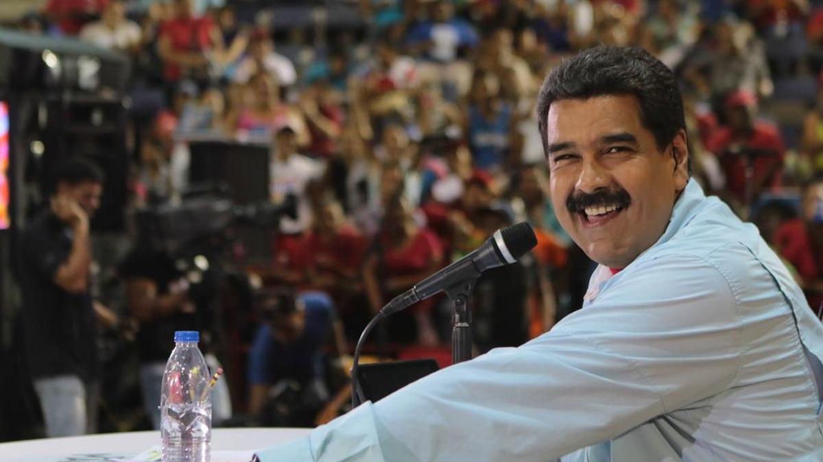 Fotografía cedida por Prensa de Miraflores del presidente de Venezuela, Nicolás Maduro, participando en su programa de televisión "En contacto con Maduro" el martes 24 de noviembre del 2015, en Cojedes (Venezuela). 