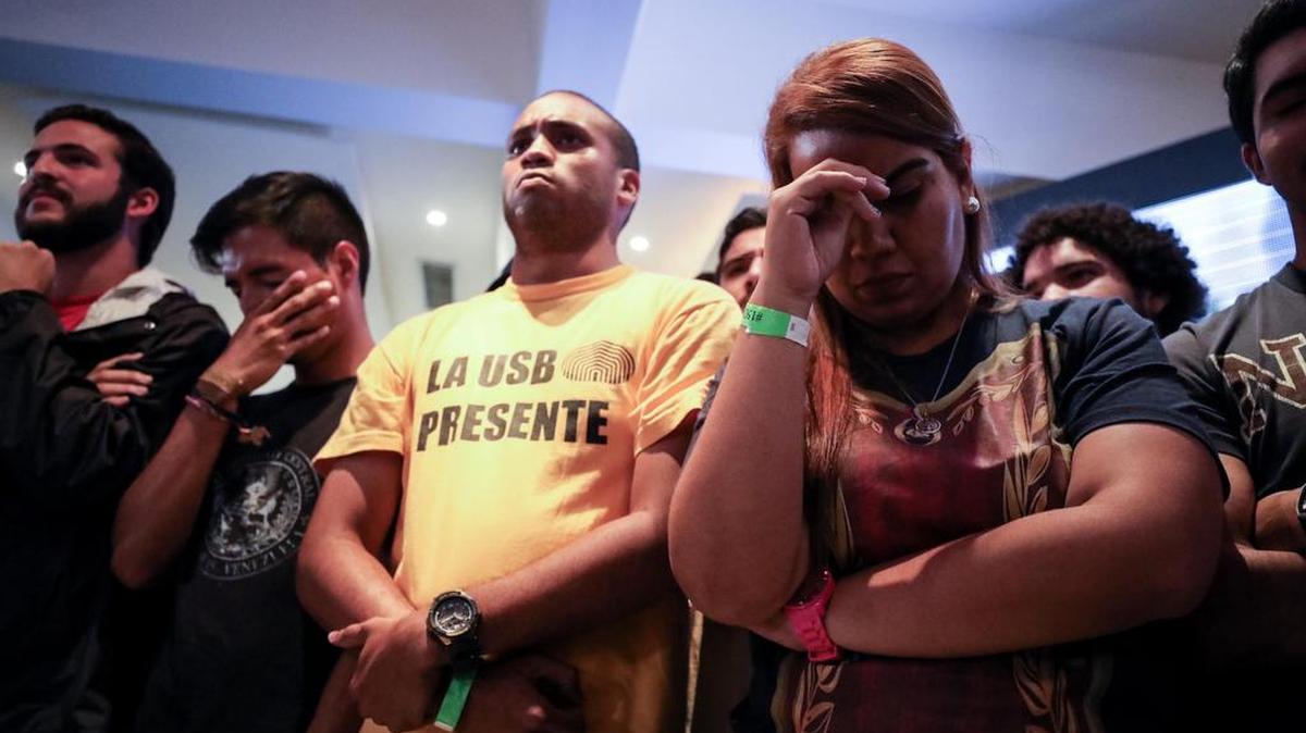 Personas opositoras al gobierno nacional reaccionan en el comando de campaña de la Mesa de Unidad Democrática (mud) al escuchar las declaraciones de la presidenta del Consejo Nacional Electoral, Tibisay Lucena, el domingo 15 de octubre de 2017, en Caracas (Venezuela).