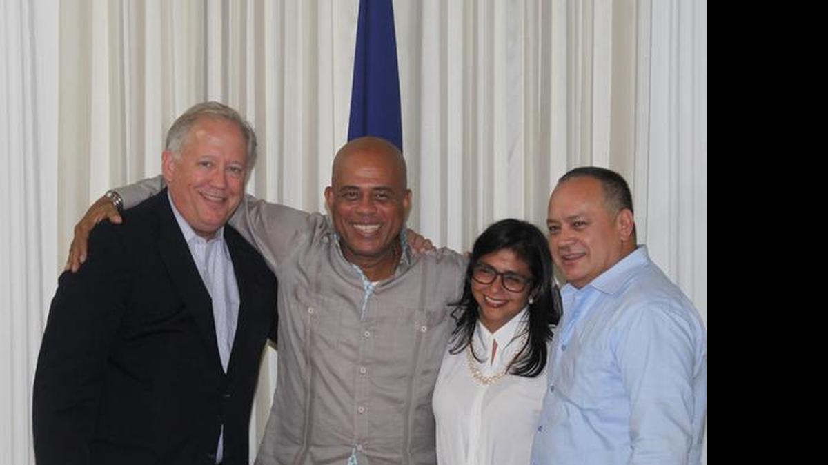 
El consejero de EEUU, Thomas Shannon (izq.); el presidente de Haití, Michel Martelly (2 izq.); la canciller de Venezuela, Delsy Rodríguez, y el titular del Parlamento venezolano, Diosdado Cabello, posan en sábado en Puerto Príncipe.
