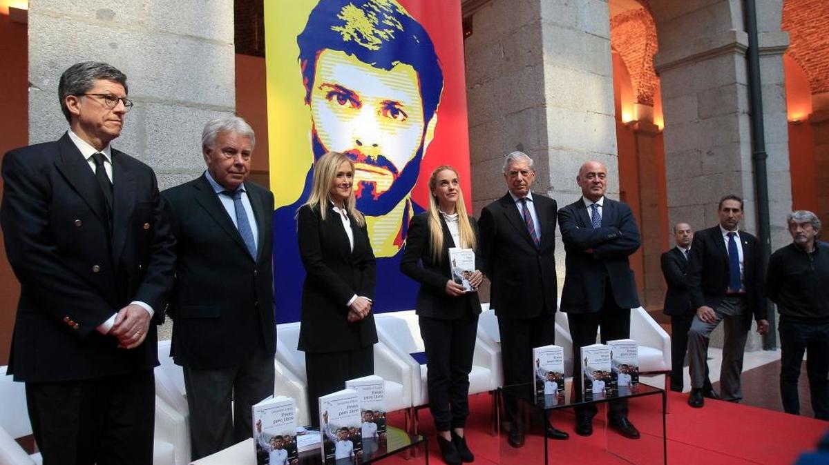 El director de la División de las Américas de Human Rights Watch, José Miguel Vivanco, el ex presidente español, Felipe González; la presidenta de la comunidad de Madrid, Cristina Cifuentes; la esposa de López, Lilian Tintori , y el escritor Mario Vargas Llosa, durante la presentación del libro “Preso pero libre” del opositor venezolano Leopoldo López.