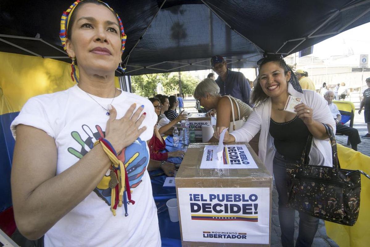 Los venezolanos residentes en Italia votaron en una mesa de votación de un simbólico referéndum organizado por los movimientos de oposición venezolanos, en Roma, el domingo 16 de julio de 2017.
