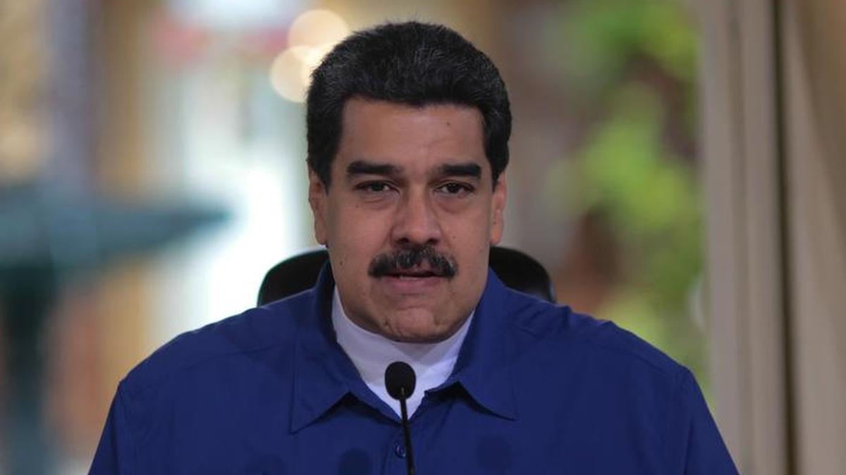 Fotografía cedida por prensa de Miraflores donde se observa al presidente de Venezuela, Nicolás Maduro, quien habla durante una transmisión obligatoria de radio y televisión el jueves 11 de enero del 2018, en Caracas.