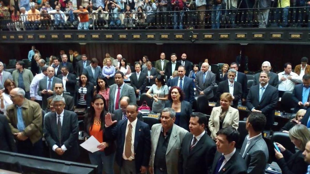 Gilberto Sojo al momento de ser juramentado en la Asamblea Nacional de Venezuela.