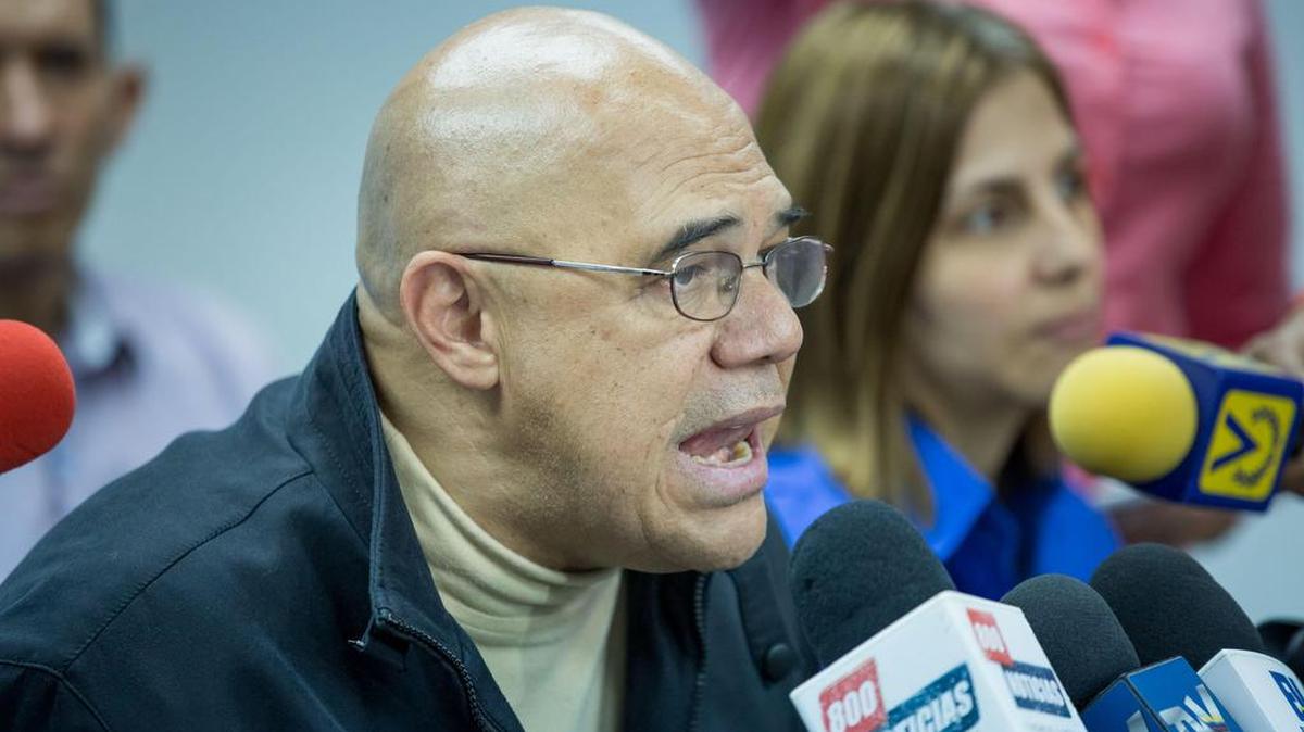 El secretario general de la coalición opositora Mesa de Unidad Democratica (MUD), Jesús Torrealba, ofrece declaraciones el viernes 30 de septiembre de 2016, en la ciudad de Caracas (Venezuela).
