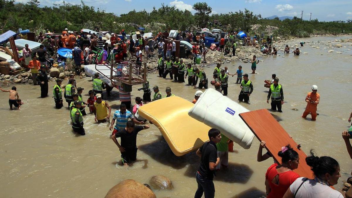 
 Cientos de colombianos cargan sus pertenencias por el río Táchira desde Venezuela hacia el sector La Parada (Colombia) el martes 25 de agosto de 2015, en Cúcuta (Colombia). 
