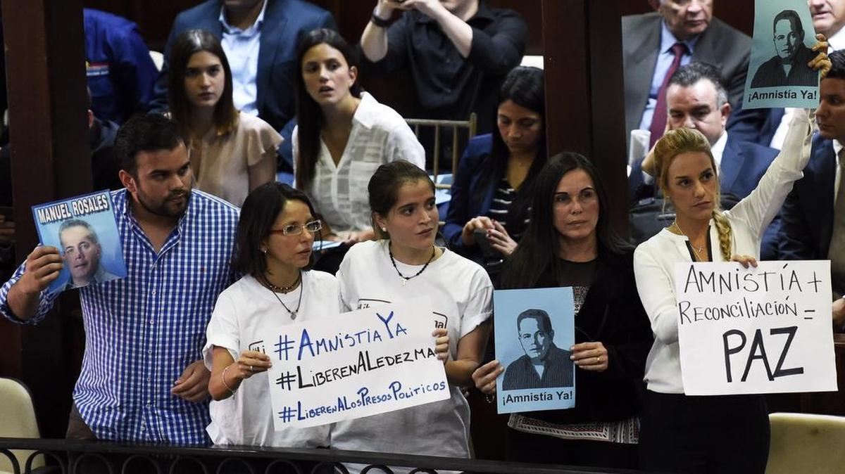 Lilian Tintori (der.), esposa del líder opositor preso Leopoldo López, y Eveling Trejo De Rosales (segunda de der. a izq.), esposa del ex gobernador preso Manuel Rosales, muestran su apoyo a la Ley de Amnistía el martes en la Asamblea Nacional en Caracas.