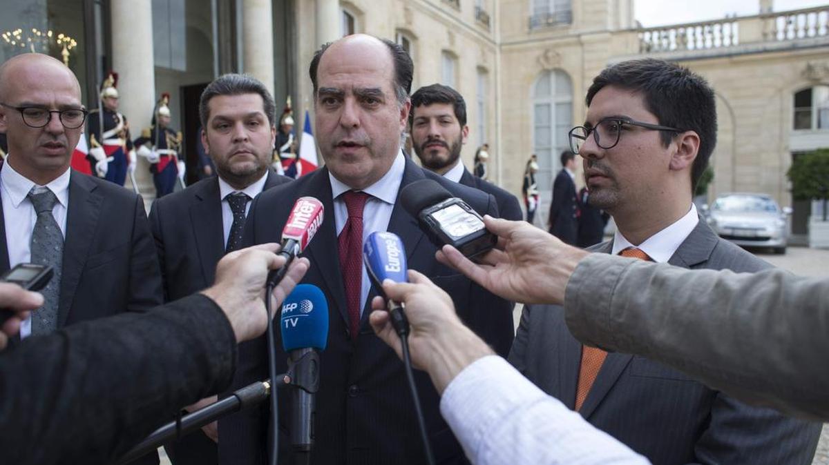 El presidente del Parlamento venezolano, Julio Borges, el vicepresidente del Parlamento venezolano Freddy Guevara y el diputado venezolano Eudoro González hablan con la prensa luego de una reunión con el presidente francés en el Palacio del Eliseo en París el 4 de septiembre de 2017 .