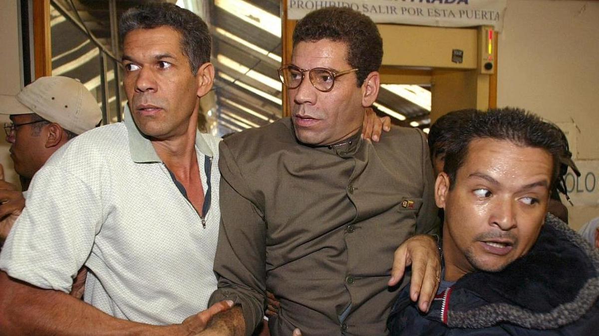 Richard Peñalver (centro) en mayo del 2002 cuando era conducido al Palacio de Justicia de Caracas, tras ser acusado de ser uno de los participantes en la masacre del Puente Llaguno, el 11 de abril de ese año.