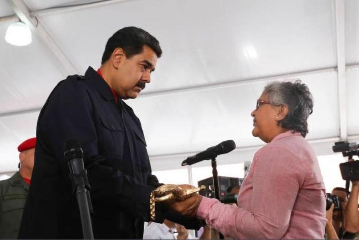 La presidenta del Consejo Nacional Electoral, Tibisay Lucena, recibe la réplica de la espada de Bolívar el miércoles 26 de julio de 2017.