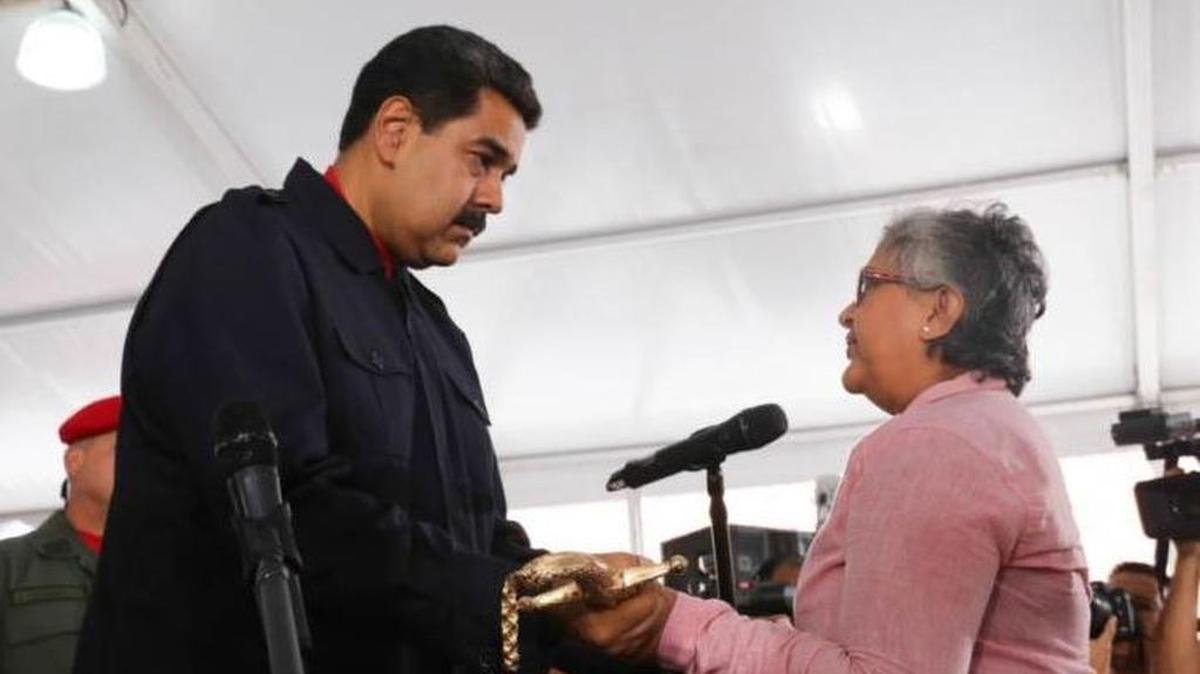 La presidenta del Consejo Nacional Electoral, Tibisay Lucena, recibe la réplica de la espada de Bolívar el miércoles 26 de julio de 2017.