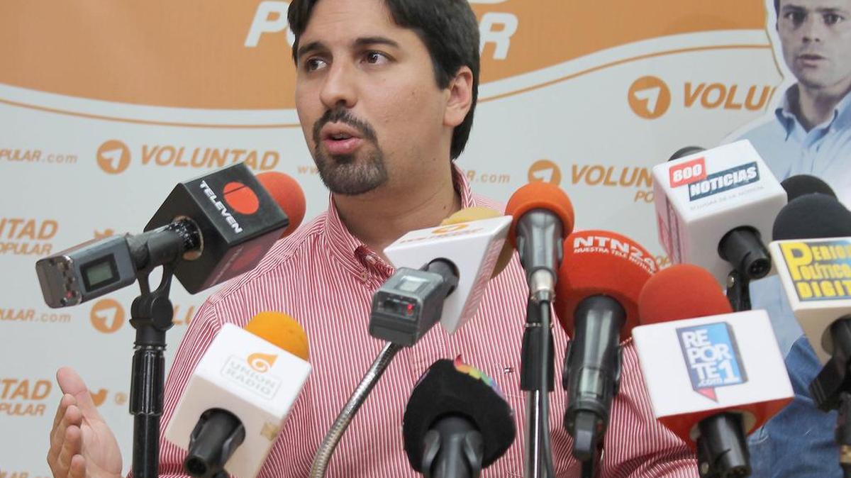 Freddy Guevara, titular interino de Voluntad Popular, dijo el lunes en una rueda de prensa que “abogamos al cambio constitucional y pacífico y desde VP proponemos que el debate hoy sea cómo nos vamos a organizar y cómo vamos a generar la presión en las calles”.
