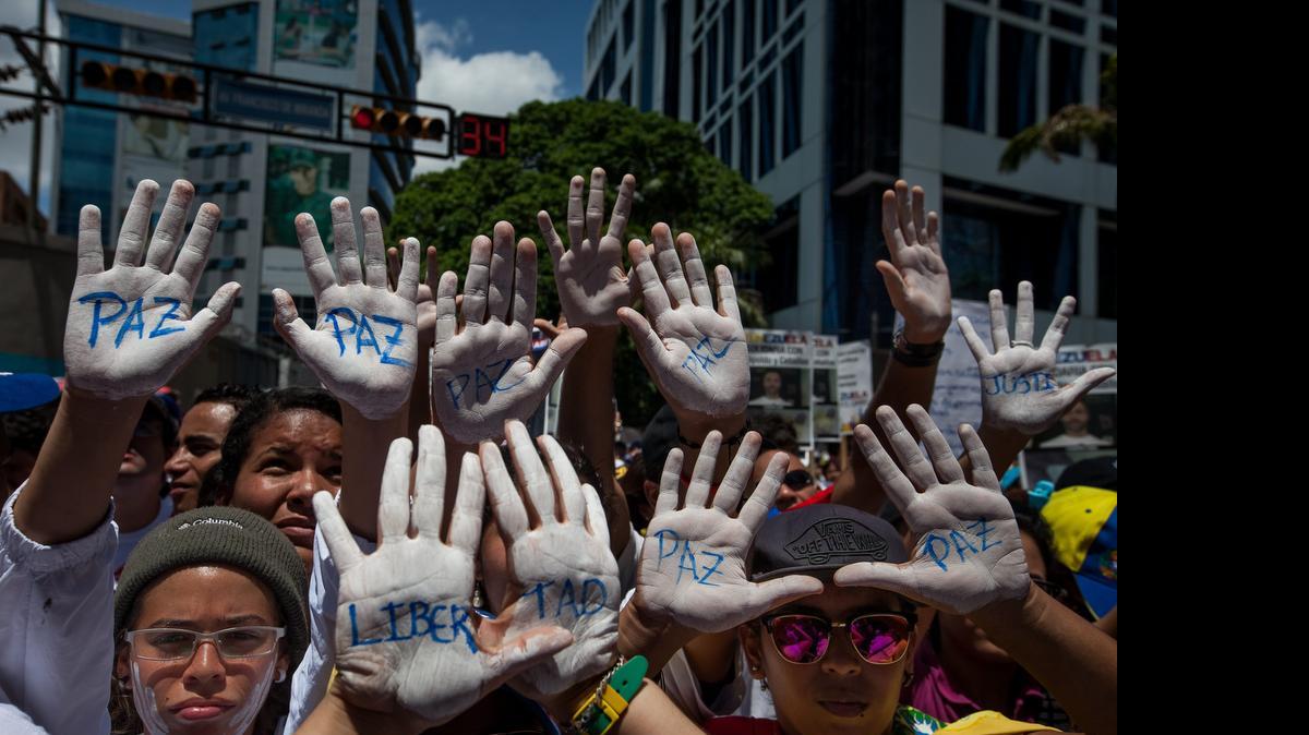 
Un grupo de personas participa en una manifestación contra el Gobierno de Venezuela hoy, sábado 30 de mayo del 2015, en la ciudad de Caracas (Venezuela). Decenas de miles de venezolanos marcharon hoy en varias ciudades del país en respaldo a las peticiones de los líderes opositores encarcelados Leopoldo López y Daniel Ceballos, quienes se mantienen en huelga de hambre reclamando, entre otras cosas, la liberación de los políticos presos y una fecha para las elecciones parlamentarias. 
