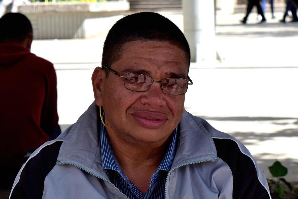 Larry Centeno, de 44 años y quien tuvo una compañía constructora en Venezuela, ahora se gana la vida vendiendo café en las calles de la capital colombiana.