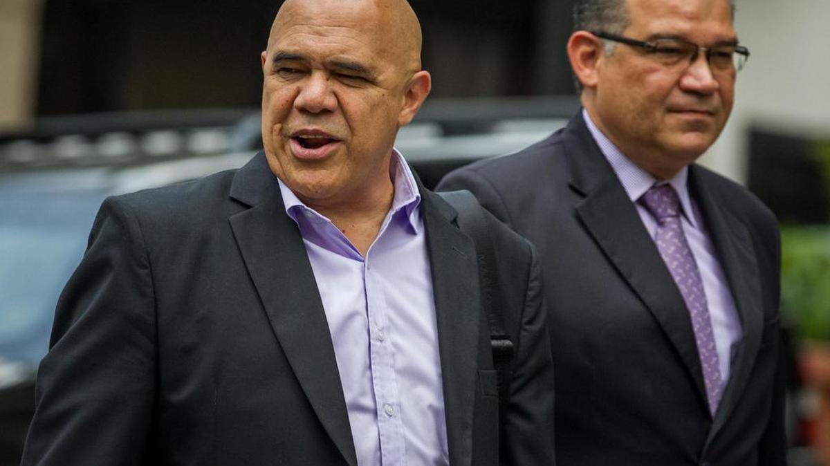 El secretario general de la Mesa de la Unidad Democrática (MUD), Jesús Torrealba, y el diputado Enrique Márquez (d) salen el miércoles 28 de septiembre de 2016, de la Nunciatura Apostólica en Caracas (Venezuela).